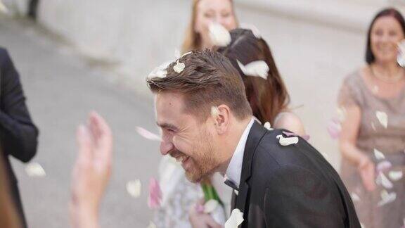 SLOMODS婚礼宾客向新婚夫妇洒玫瑰花瓣