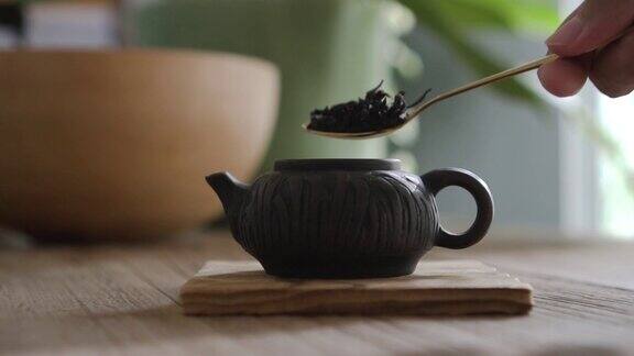慢镜头拉近把红茶茶叶放到小壶里