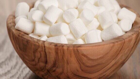 桌上的木碗里放着白色棉花糖