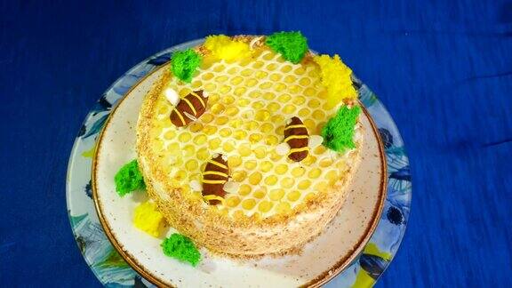 用蜜蜂奶油装饰蛋糕特写