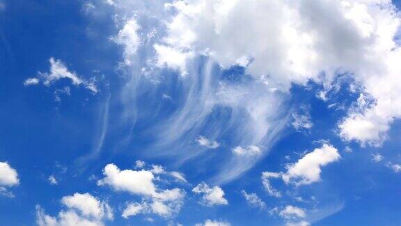 美丽的云漂浮在蓝天上
