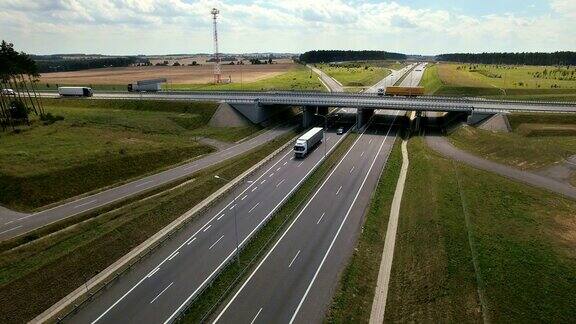 鸟瞰图白色卡车通过繁忙的高速公路立交桥超速行驶桥梁