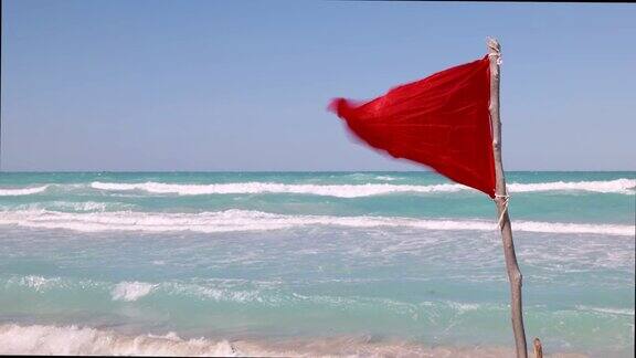 强风吹起海滩上红旗飘动警告市民不要游泳