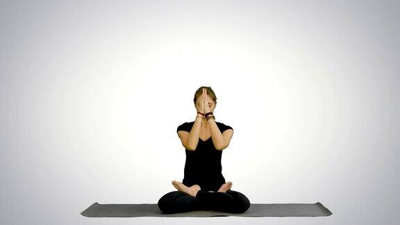 女子练习瑜伽荷花姿势与双手合十在白色的背景手势