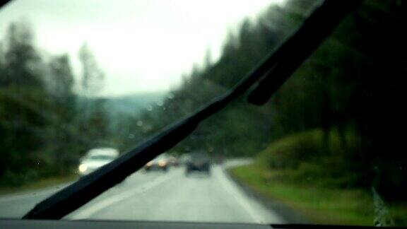 在山区行驶时汽车刮水器清除挡风玻璃上的大雨3840x2160