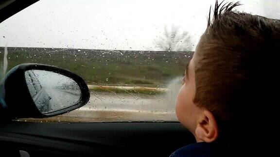 小男孩在雨天开车