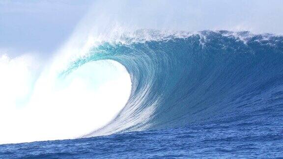 巨大的蓝色海浪撞击在慢动作