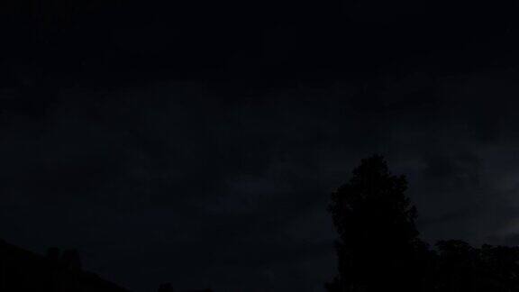 雷雨过后和日落前波恩上空移动云的时间间隔