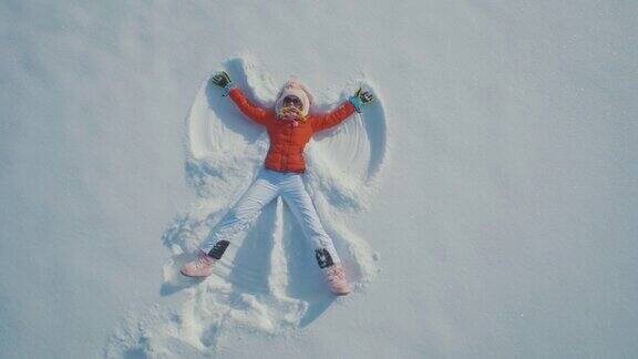 在雪地里做天使的女人
