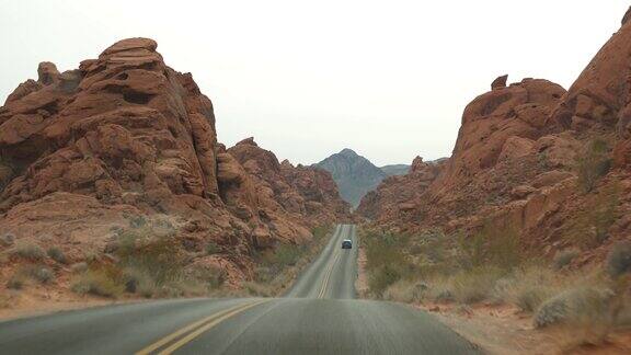 公路旅行在火谷驾驶汽车拉斯维加斯内华达州美国在美国搭便车旅行高速公路旅行红色外星岩石的形成莫哈韦沙漠荒野看起来像火星从汽车