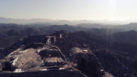 360度空中俯瞰中国长城周围的山峦和乡村