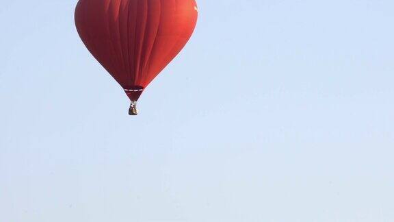 4K视频跟踪拍摄红色单心形状热气球在空中飞行在壮观的白色天空和绿色屏幕或色度键背景