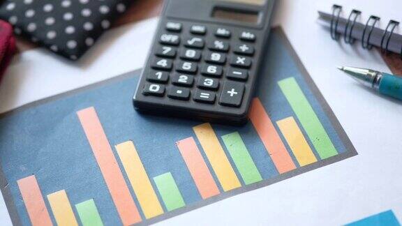 财务图表计算器和记事本放在桌上