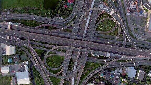 飞越复杂的高速公路和交通在曼谷泰国空中俯瞰头顶拍摄