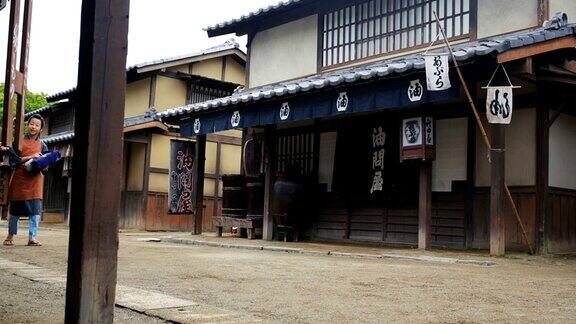 江户时代日本村庄里穿着传统服装的商人和农民