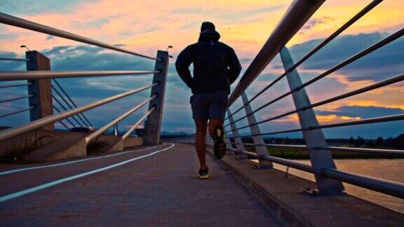 在黄昏的桥上慢跑