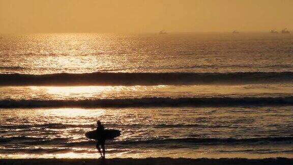 日落时分的秘鲁冲浪者