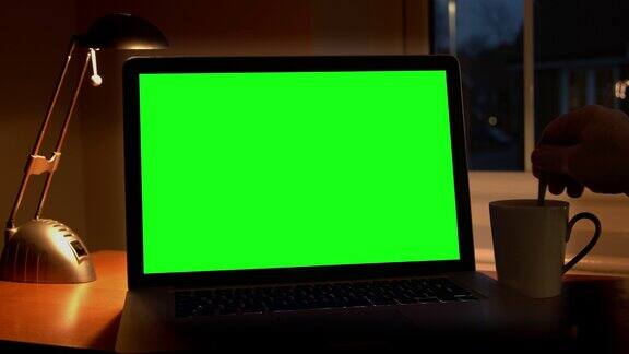 在笔记本电脑上搅拌热饮工作到很晚色度键绿色屏幕