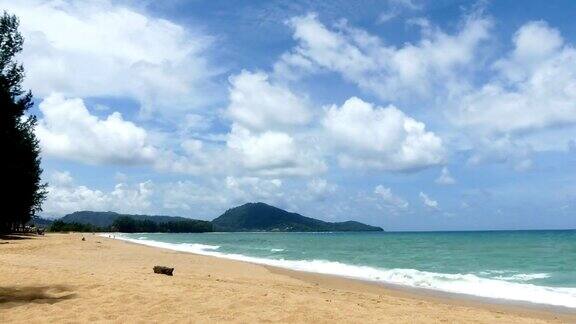 普吉岛国际机场MaiKhao海滩阳光明媚的一天