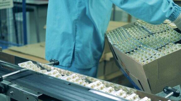 医护人员将药片放入泡罩包装的盒子里