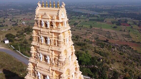 印度南部寺庙的电影鸟瞰图无人机在寺庙上空飞行