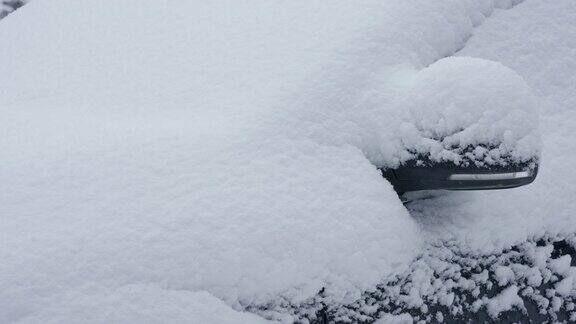 近距离看汽车上的白色厚雪