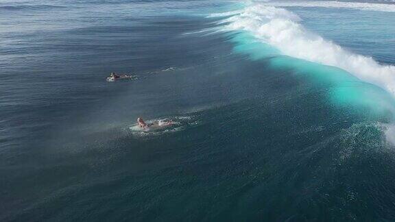 冲浪者在海浪上