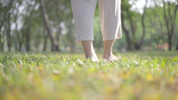 在大自然中冥想瑜伽的女性腿部行走的特写