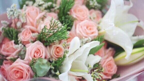 桌上有一束浪漫的粉红色玫瑰