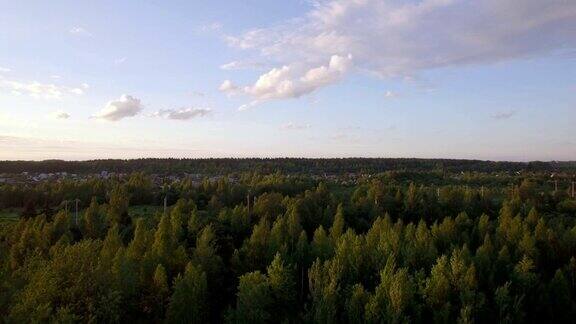 俄罗斯日落时空中的乡村景色