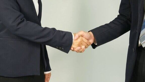 两个商人在办公室握手