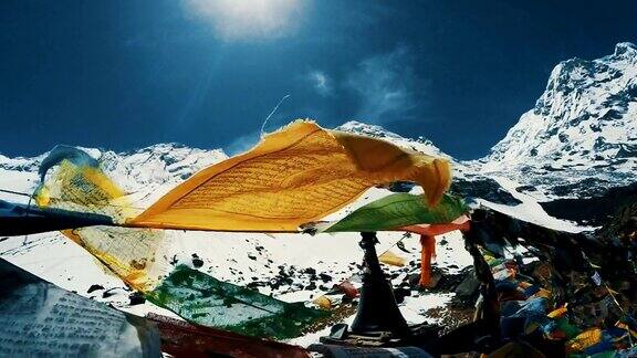 在喜马拉雅山峰上的佛教祈祷