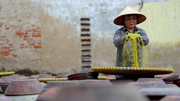 越南妇女在古老的院子里制作豆瓣酱和香豆酱香豆酱是一种由大豆制成的发酵豆瓣酱通常用于越南菜