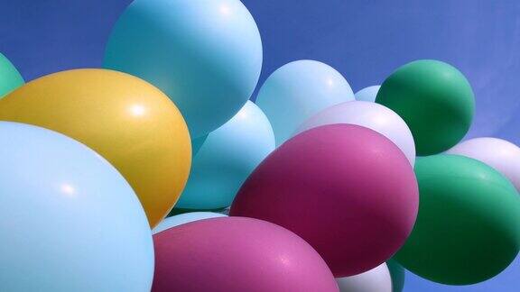 一堆彩色气球