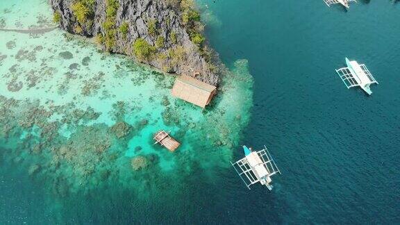 菲律宾科伦岛船上令人惊叹的航拍海景绿松石水船丛林悬崖度假旅游景点4K无人机视频