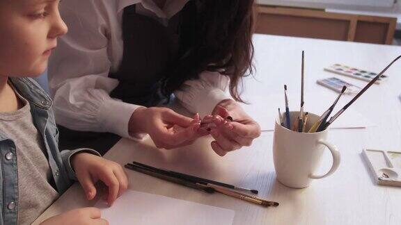 艺术学校绘画工具辅导课女