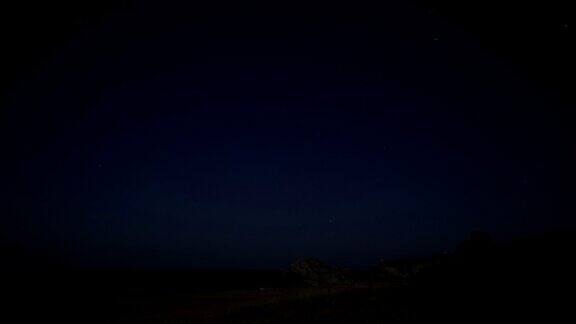 夜晚星空天空中一颗流星泡沫状的波浪拍打着海岸