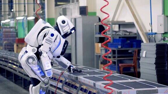 工程师控制机器人在工厂的传送带上工作4k