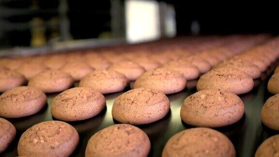 糕饼在自动传送带或流水线上烘烤糖果厂烘焙工序食品工业饼干生产