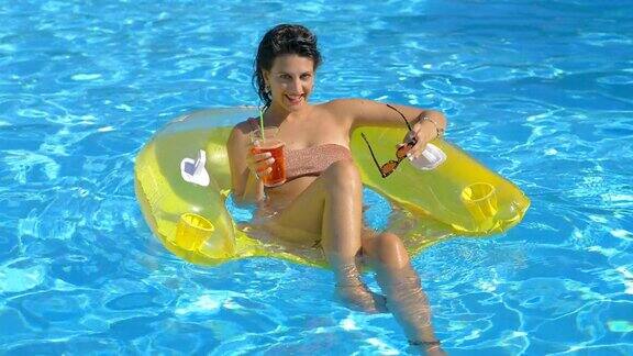 假期放松-美丽的女人在充气池享受阳光
