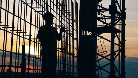 建筑工人们建筑工人们在夕阳下工作