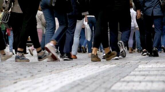 人群的脚在街上走在慢镜头