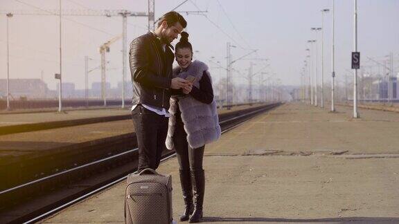 一对年轻夫妇在火车站
