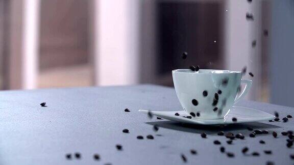 咖啡颗粒就落在咖啡杯旁边
