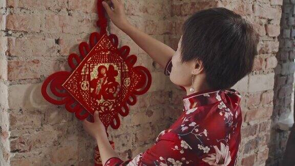 中国妇女挂农历新年装饰品