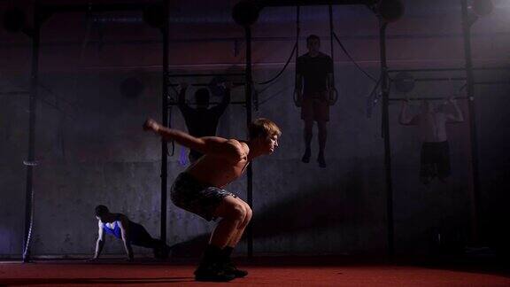 体操运动员在健身房中做俯卧撑和后空翻