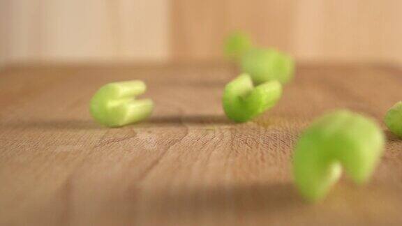 芹菜片落在木板上