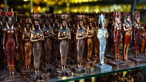 埃及纪念品的雕像在埃及的市场摊位上出售给游客