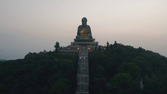 大佛的鸟瞰图在晚上点亮