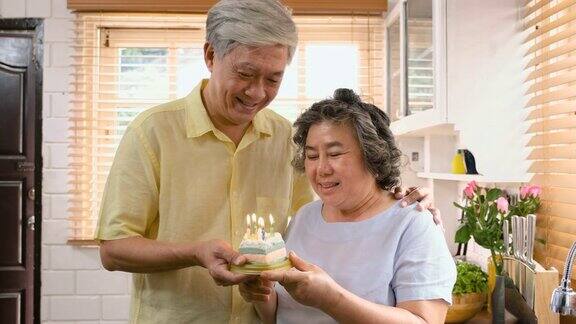 亚洲老男人在家里厨房用生日蛋糕给老女人一个惊喜居家养老